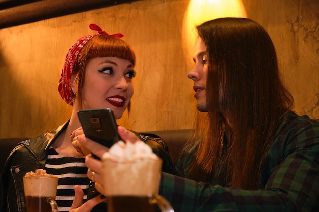 Cool couple se regardant tout en prenant un verre Planification du futur concept