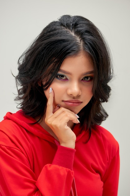 Cool élégante jeune femme maquillage rayonnant lumineux et coupe de cheveux teint bob ayant un look confiant