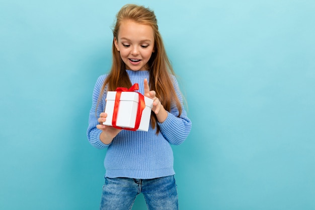 Cool fille heureuse avec un cadeau dans ses mains