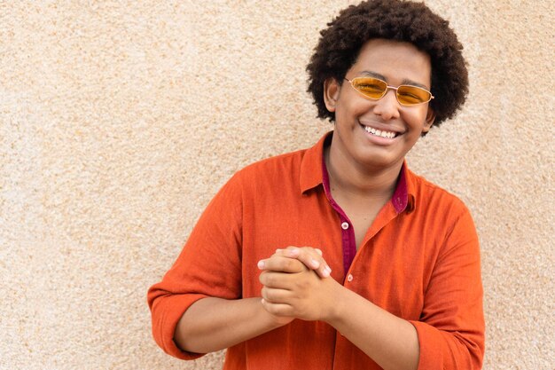 Cool homme ethnique avec des lunettes de soleil en regardant la caméra