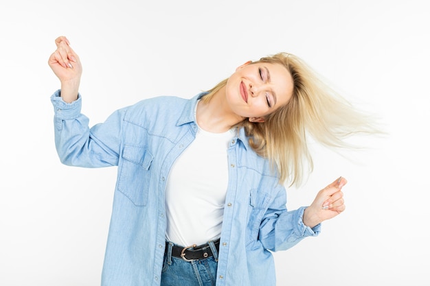 Cool jeune fille énergique dansant sur un fond de studio blanc