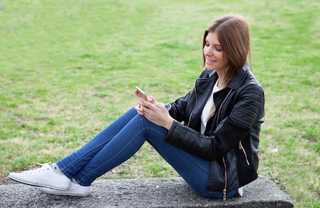 Cool jolie femme avec le mobile