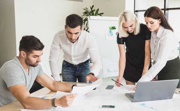 Coopération coopérative par genre Les hommes et les femmes ne sont pas d'accord sur les équipes et sont occupés avec le travail de bureau