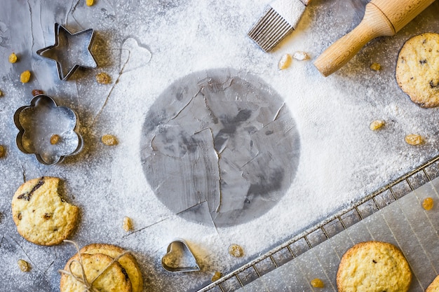 Copace ronde de farine. Biscuits à l&#39;avoine faits maison avec pépites de chocolat