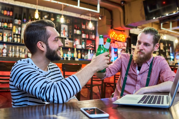 Copains se détendre au bar