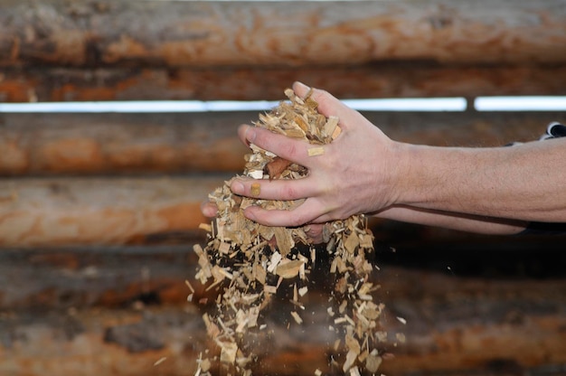 Photo les copeaux de bois en tant que combustible de chauffage et source d'énergie renouvelables