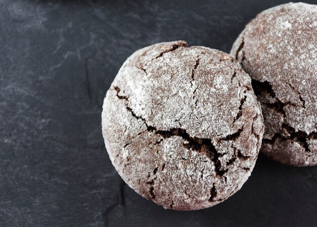 Copeaux de chocolat. Biscuits au chocolat au sucre en poudre