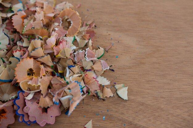 Copeaux de crayons de couleur sur une table en bois