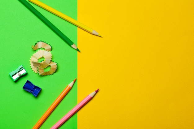 Copeaux de crayons avec du papier sur vert vif