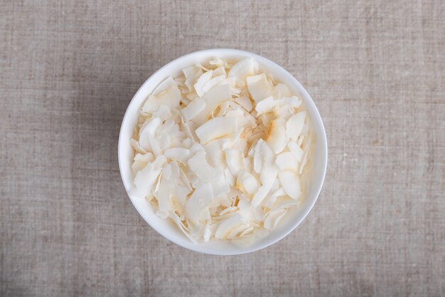 Copeaux de noix de coco dans un bol sur la table