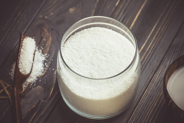 Copeaux de noix de coco sur fond noir Noix de coco avec flocons de noix de coco