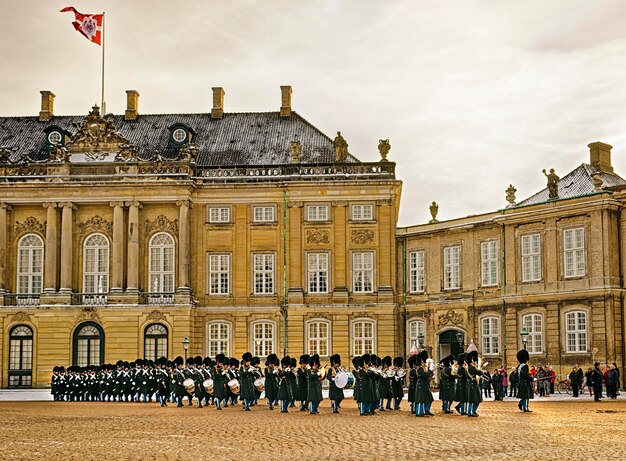 Copenhague, Danemark - 5 janvier 2011 : cérémonie de la relève de la garde sur la place près du palais royal danois à Copenhague, Danemark