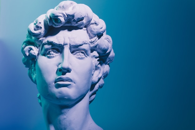 Copie en plâtre de la sculpture David Michelangelo sur fond bleu