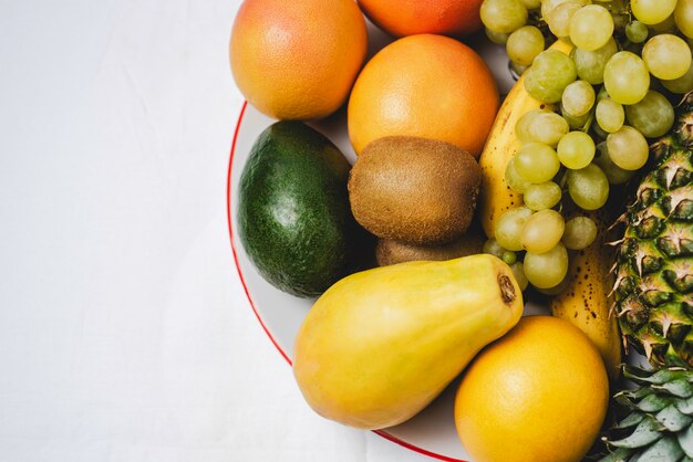 Copier la variété de l&#39;espace de fruits frais sur un plat sur fond blanc.