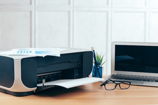 Copieur ou imprimante dans un intérieur de bureau moderne se bouchent