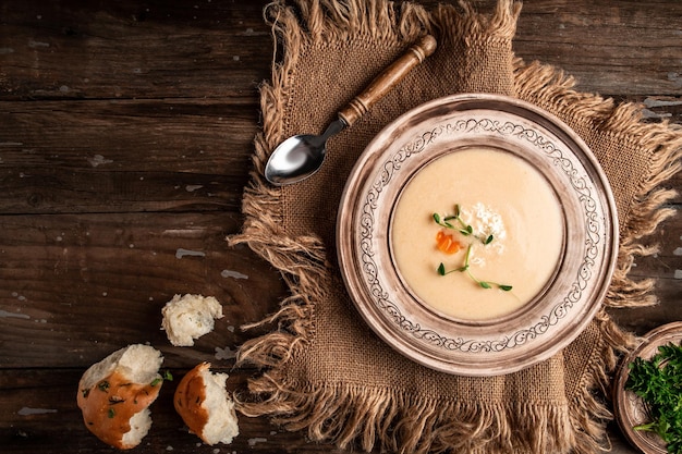 Un copieux bol de soupe à la crème au fromage avec du poulet fait maison une alimentation biologique saine des aliments frais plat repas soupe déjeuner vue de dessus