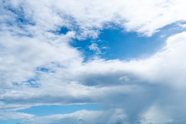 Copiez le concept minimal d'espace de ciel bleu d'été et de fond blanc abstrait de nuage blanc.