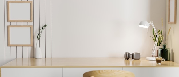 Copiez l'espace pour l'affichage du produit sur une table en bois minimale avec un décor contre le mur blanc