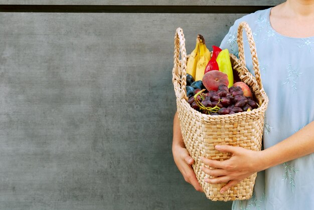 copiez l'espace avec un sac de paille plein de fruits sans plastique