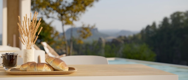 Copiez l'espace sur une table en bois au-dessus d'une piscine floue avec une belle vue sur la nature en arrière-plan