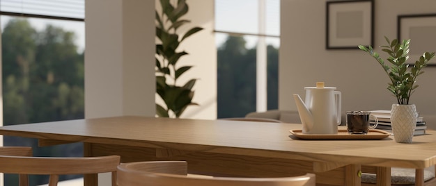 Copiez l'espace sur une table à manger en bois minimale sur fond flou d'une maison minimale moderne