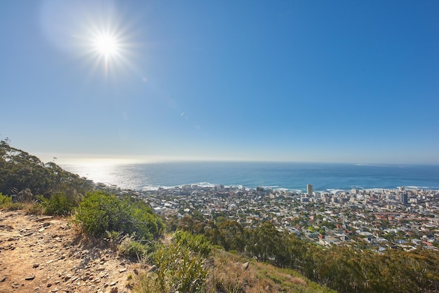 Copiez l'espace avec des vues de Table Mountain à Cape Town Afrique du Sud d'un ciel bleu clair au-dessus d'une ville côtière Paysage pittoresque de bâtiments dans une ville urbaine le long de la montagne et de la mer par une journée ensoleillée