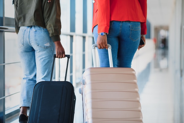 Copines afro-américaines voyagent en avion Le concept de transport aérien et de loisirs à l'étranger