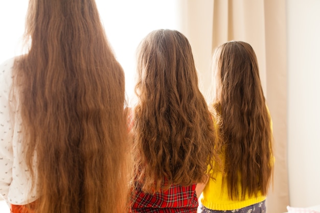 Copines allongées sur le sol