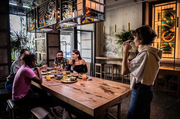 Copines discutant et ayant des collations dans un café