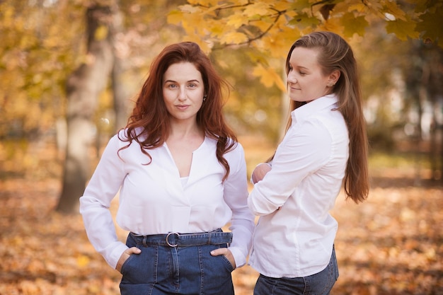 Copines avec enfants dans le parc en automne