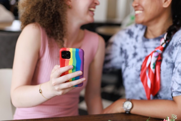 Copines Jolies amies multiraciales prenant un selfie avec un smartphone Portrait de selfie de style de vie de deux jeunes femmes positives prenant une photo de soi