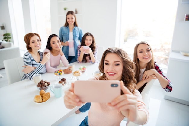 copines à la maison prenant selfie