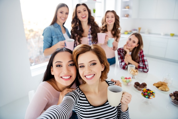 copines à la maison