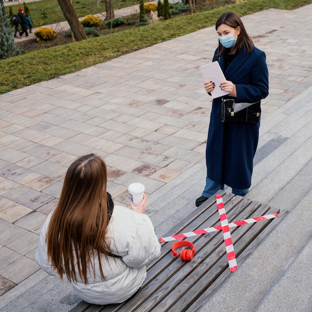 Copines en plein air avec masque