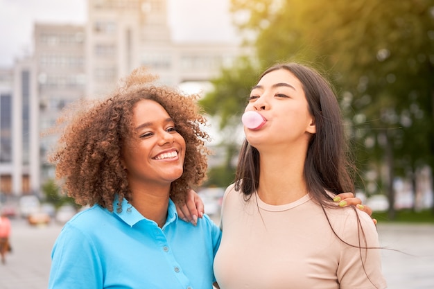 Copines rire ensemble à l'extérieur