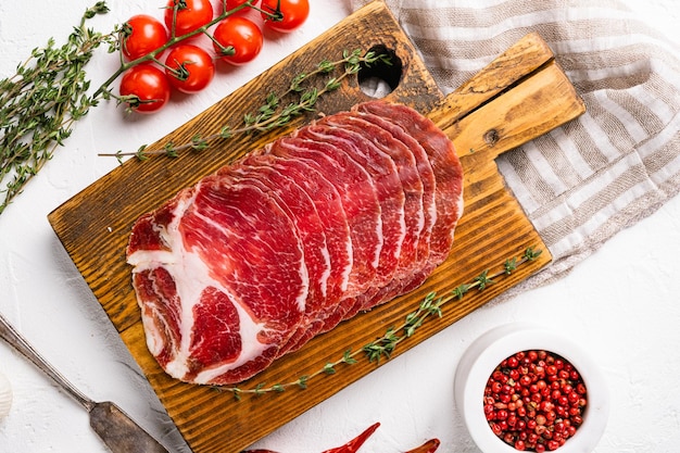 Coppa, Capocollo, ensemble de viande de Capicollo, sur fond de table en pierre blanche, vue de dessus à plat