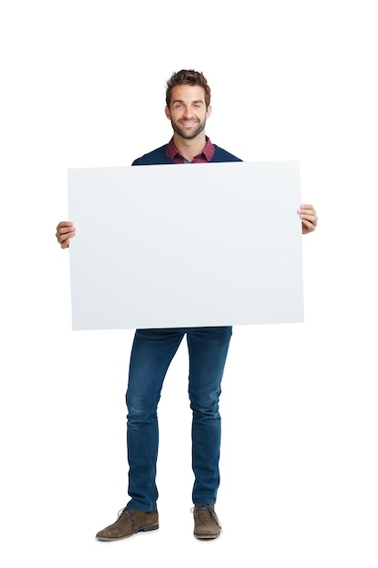 Copyspace pour votre personnalisation Studio portrait d'un bel homme tenant une pancarte vierge sur un fond blanc