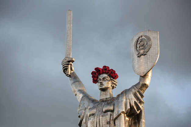 Coquelicots de mémoire. Le monument mère patrie décoré d'une couronne de coquelicots le jour du souvenir et de la réconciliation à Kiev, Ukraine