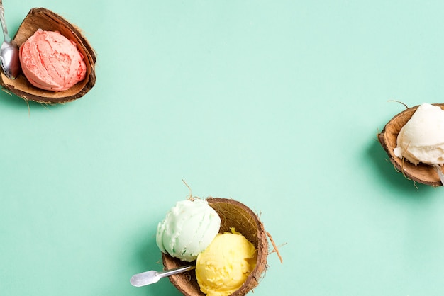 Coques de noix de coco avec glace fraîche colorée naturelle