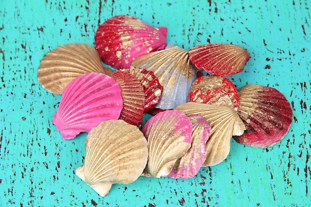 Photo coquillages colorés sur fond de bois de couleur