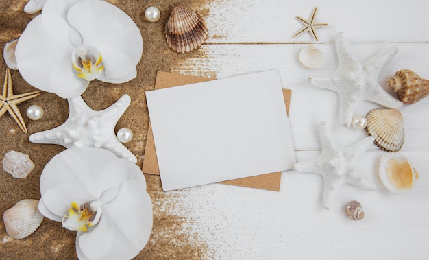 Coquillages, étoiles de mer et une carte postale vierge