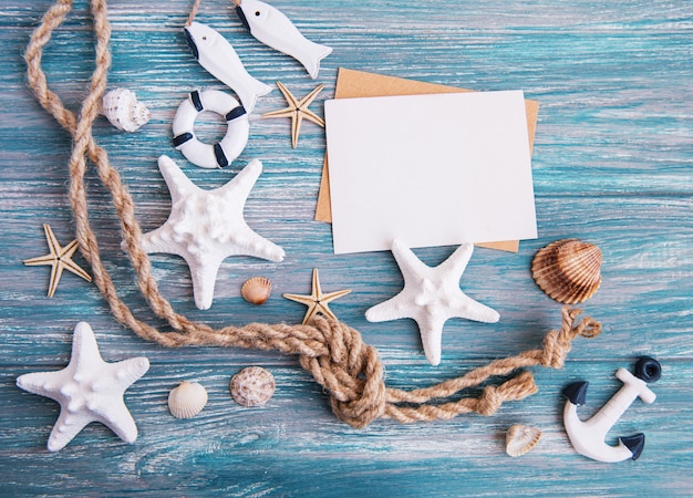 Photo coquillages, étoiles de mer et une carte postale vierge