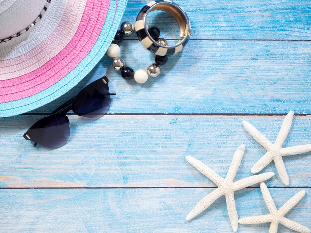 Coquillages, étoiles de mer, chapeaux. Idées de vacances