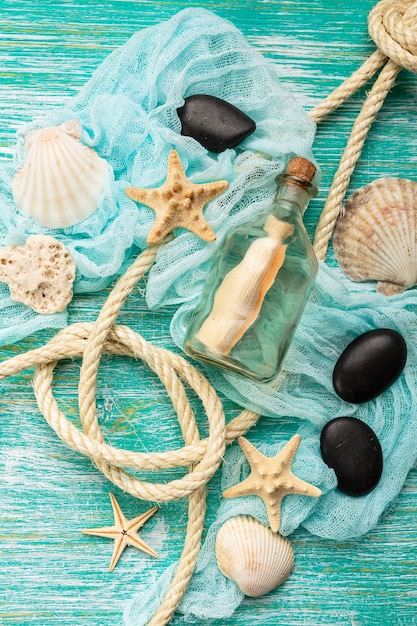 Coquillages sur fond turquoise