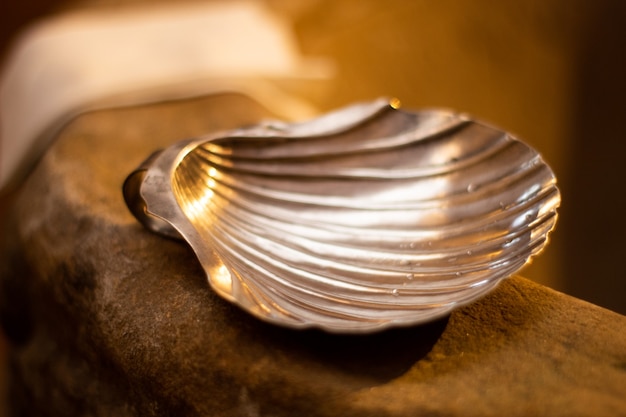 Coquille d'argent pour l'eau bénite dans le baptême religieux chrétien.