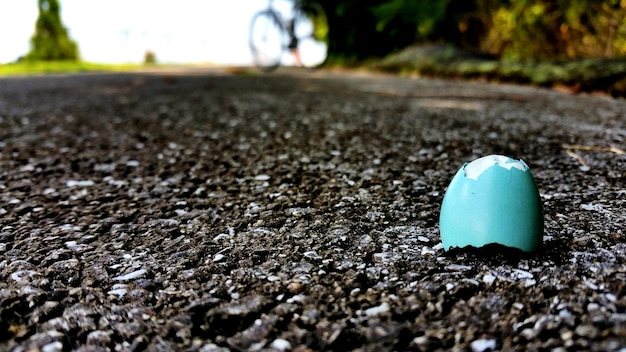 Une coquille d'œuf cassée sur la route