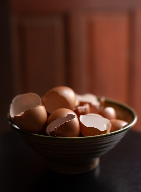 Coquilles d&#39;œufs dans un bol