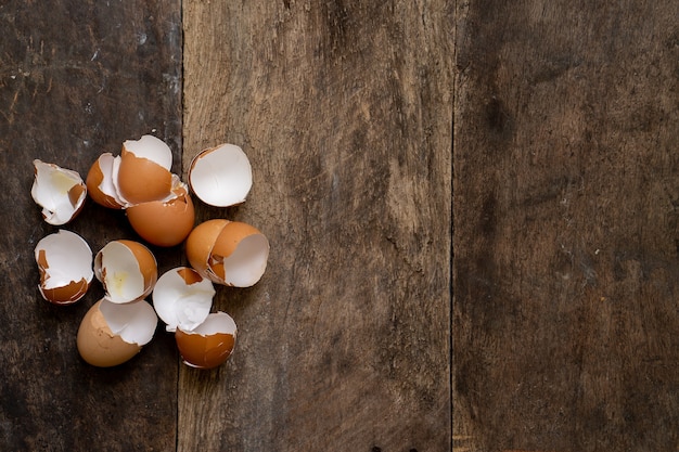 Coquilles d'oeufs sur fond de bois texturé