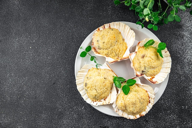 coquilles Saint Jacques terrine soufflé cuit farci fruits de mer frais délicieux manger cuisiner apéritif repas nourriture collation sur la table copie de l'espace