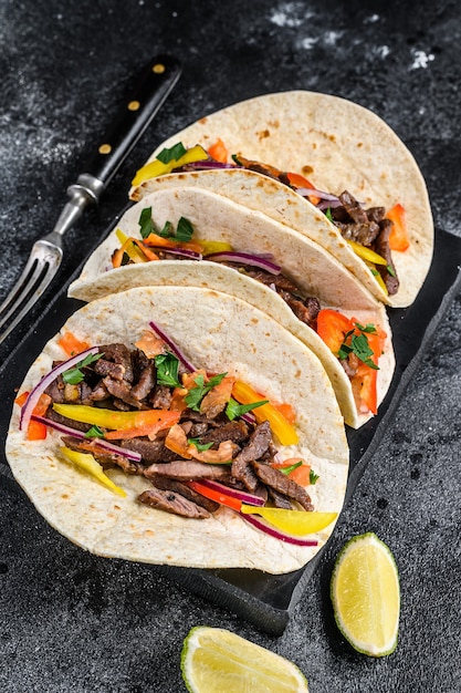 Coquilles de tacos mexicains avec viande de bœuf, oignon, tomate et poivron